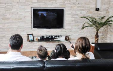 Assistir TV muito perto prejudica a visão?